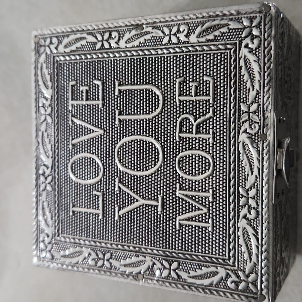 NWOT Metal Love You More Jewelry Box 2" ×4" felt inside